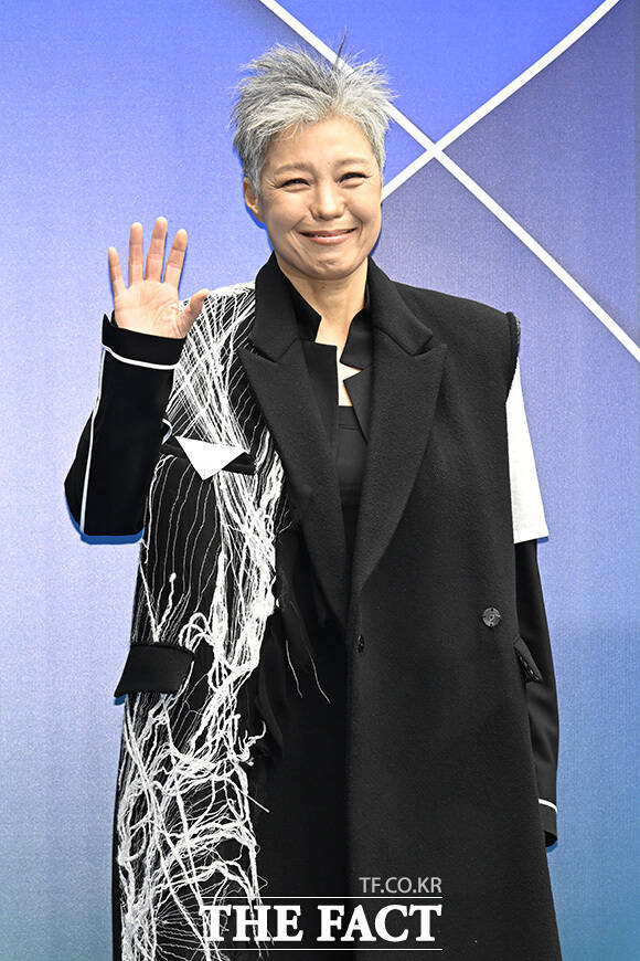 이은미가 인사를 하고 있다.