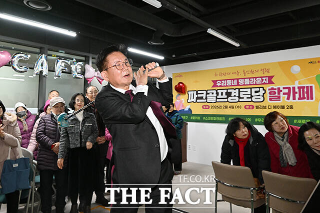 박강수 마포구청장이 4일 오후 서울 마포구 백범로에 마련된 할카페 개소식에 참석해 골프 시연을 하고 있다. /서예원 기자