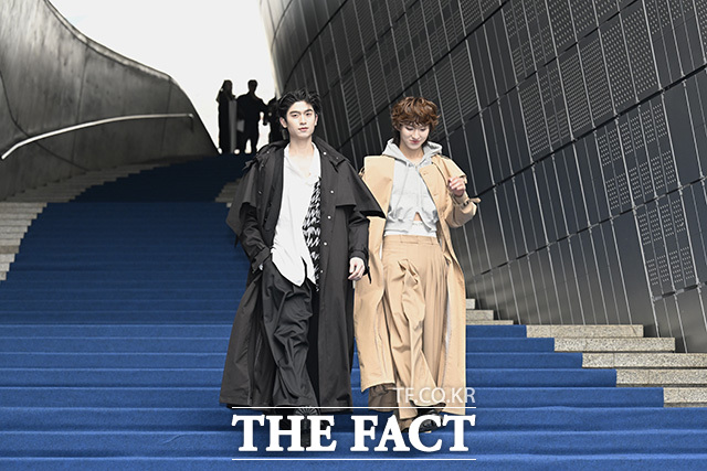 토마스(왼쪽)와 껑이 블루카펫을 밟고 있다.