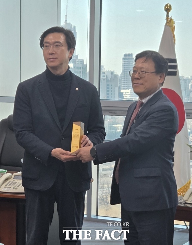 강민국 국민의힘 의원이 핀테크 산업 발전의 제도적 기반을 마련하는데 기여한 공로로 한국핀테크산업협회로부터 공로패를 받았다. /강민국 의원실