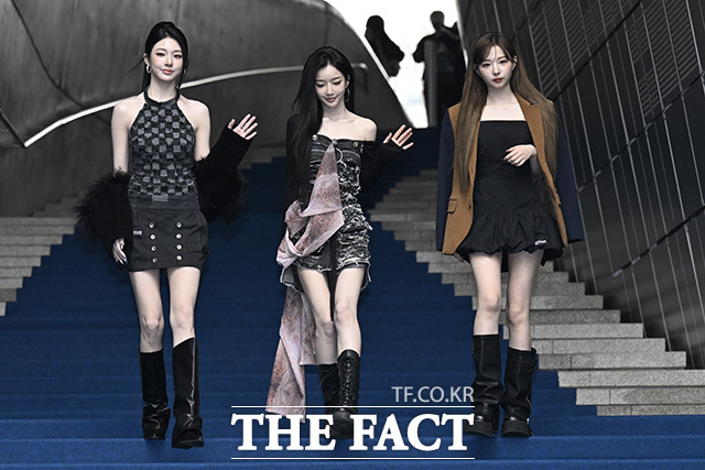 신위와 김유연, 정하연(왼쪽부터)이 블루카펫을 밟고 있다.