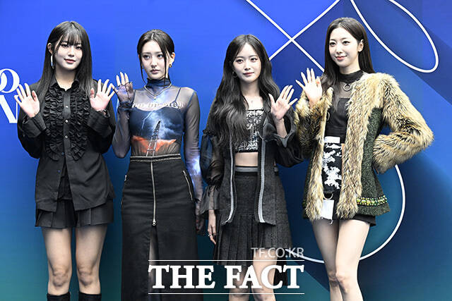 하이키 맴버들이 인사를 하고 있다.