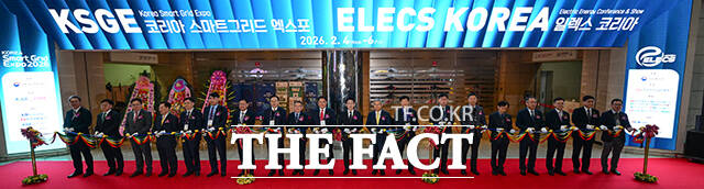 이날 개막식 테이프 커팅식에 참석한 내빈들. 왼쪽부터 최석환 히타치에너지코리아 대표이사, 김형원 LS전선 부사장, 신희동 한국전자기술연구원장, 장세창 파워맥스 회장, 김남균 한국전기연구원장, 장창익 우진기전 대표이사, 박상형 한전 KDN 사장, 윤병태 나주시장, 김준동 한국남부발전 사장, 구자균 한국스마트그리드협회장, 이호현 기후에너지환경부 2차관, 김동철 한국전력공사 사장, 우태희 효성중공업 대표이사, 채대석 LS일렉트릭 대표이사, 전대욱 한국수력원자력 사장 직무대행, 김홍근 한국전력거래소 이사장 직무대행, 송종민 대한전선 대표이사, 안성일 한국기계전기전자시험연구원장, 유상석 일진전기 대표이사, 조상현 코엑스 사장.