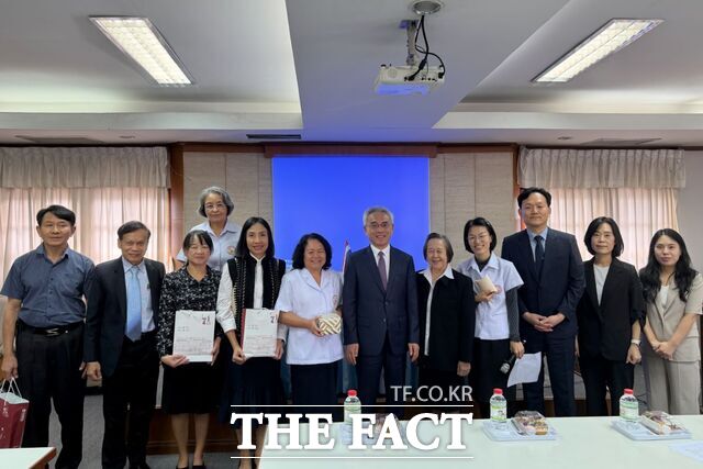 태국 치앙라이 치앙라이비타야콤학교에서 열린 업무혁약식에서 양 학교 관계자들이 기념촬영을 하고 있다. /목원대