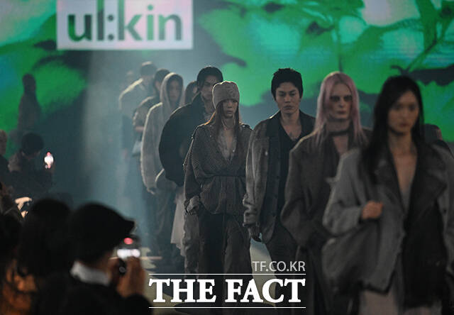 4일 오후 서울 중구 동대문디자인플라자(DDP)에서 열린 2026 F/W 서울패션위크 얼킨 쇼에서 모델들이 워킹을 뽐내고 있다. /박헌우 기자