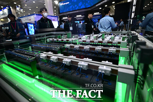 LS전선 부스에 AI 데이터센터 솔루션이 설치돼 있다.