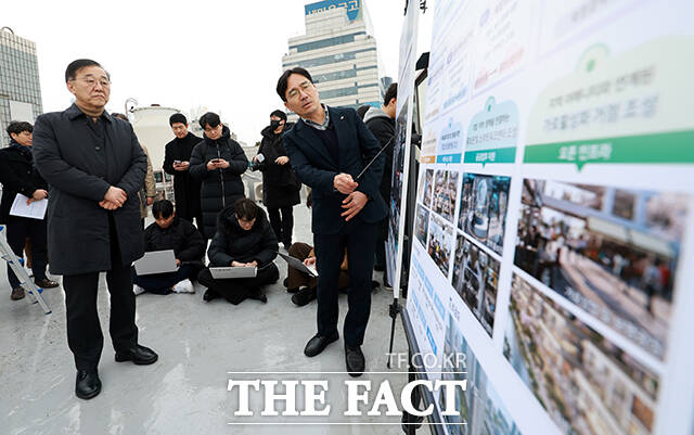 사업 브리핑 듣는 김윤덕 장관. 한국토지주택공사(LH)가 소유한 해당 부지는 518가구가 공급될 예정이다.