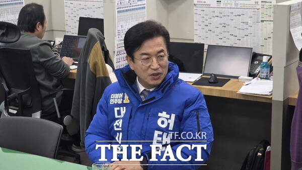 허태정 전 대전시장이 4일 대전시청 기자실에서 기자간담회를 갖고 대전·충남 통합특별시장 출마에 대한 각오와 의지를 밝히고 있다. /정예준 기자