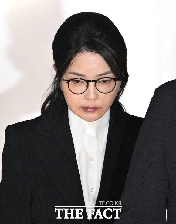 자본시장법 위반 등 혐의를 받는 김건희 씨가 지난해 8월 6일 오후 서울 종로구 KT광화문빌딩 웨스트에 마련된 민중기 특검 사무실에서 조사를 마치고 특검 사무실을 나서고 있다. /박헌우 기자