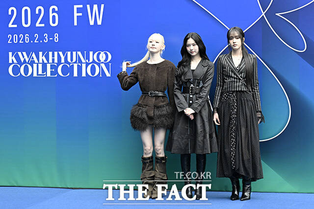 세 맴버가 포토월에서 포즈를 준비하고 있다.