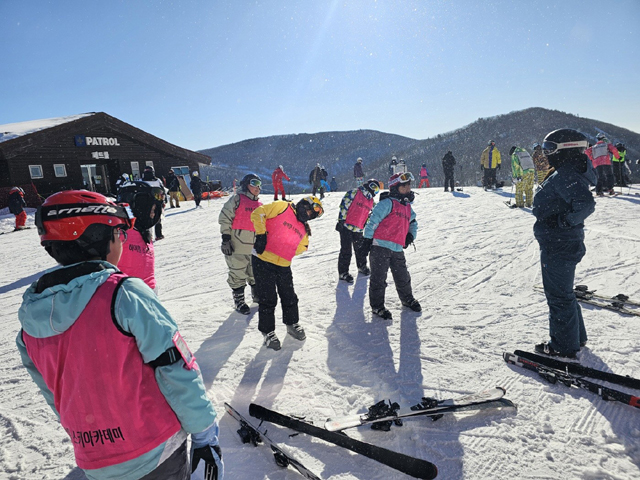 스키캠프 참여 학생들이 스키 기본 교육을 받고 있다. /울릉군