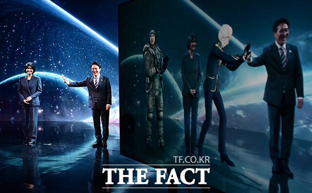 김민석 국무총리(오른쪽)가 4일 오후 문화콘텐츠 현장 방문차 경기 성남시 분당구 네이버를 방문해 최수연 네이버 대표와 함께 모션 스테이지를 체험하고 있다. /성남=임영무 기자