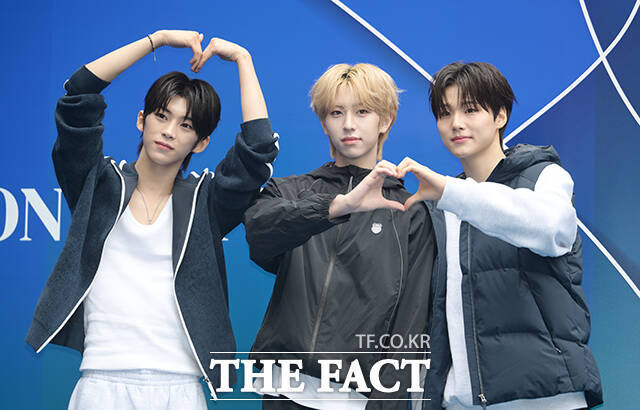 아이덴티티 도훈과 누리, 환희(왼쪽부터)가 4일 오후 서울 중구 동대문디자인플라자(DDP)에서 열린 2026 F/W 서울패션위크 페노메논시퍼 포토월에 참석해 포즈를 취하고 있다. /박헌우 기자