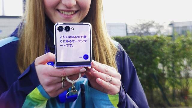 삼성전자는 자원봉사자에게 갤럭시 AI 기반 통역 기능이 탑재된 갤럭시Z플립7을 전달했다. /삼성전자