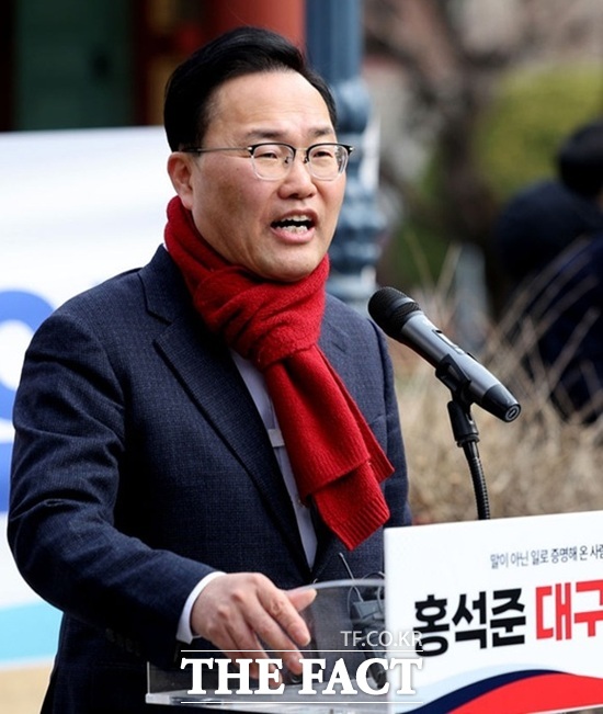 홍석준 전 국민의힘 의원이 4일 대구 중구 경상감영공원에서 6·3 지방선거 대구시장 출마 선언을 하고 있다. /뉴시스