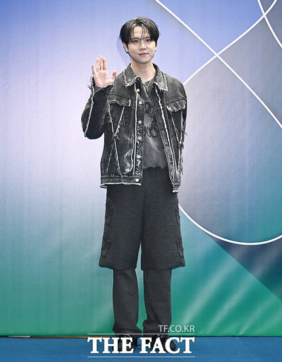 위아이 김동한이 4일 오후 서울 중구 동대문디자인플라자(DDP)에서 열린 2026 F/W 서울패션위크 얼킨 포토월에 참석해 블루카펫을 밟고 있다. /박헌우 기자