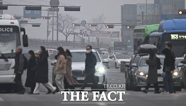 5일 미세먼지 농도는 수도권·강원 영서·충청권·대구·경북은 나쁨 수준을, 그 밖의 권역은 보통 수준을 보이겠다. 수도권과 강원 영서·충청권은 밤에 일시적으로 매우나쁨, 강원 영동은 밤에 나쁨 수준일 것으로 예상된다. /박헌우 기자