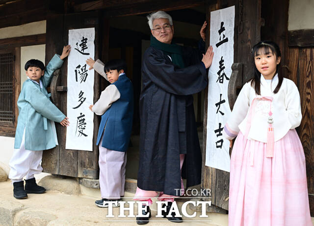 봄을 여는 절기 입춘(入春)을 맞은 4일 오전 서울 종로구 삼청동 국립민속박물관에서 한복을 차려입은 서예가와 어린이들이 봄을 환영하고 행복을 기원하며 입춘첩을 붙이고 있다. /이새롬 기자