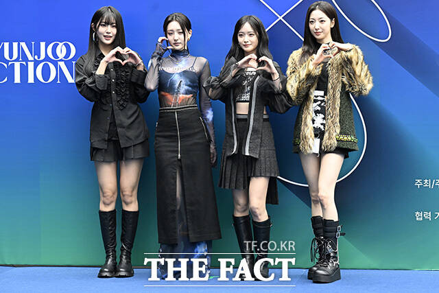 그룹 하이키의 옐과 휘서, 서이, 리이나(왼쪽부터)가 4일 오후 서울 중구 동대문디자인플라자(DDP)에서 열린 2026 F/W 서울패션위크 곽현주컬렉션 포토월에 참석해 포즈를 취하고 있다. /송호영 기자