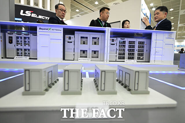 코리아 스마트그리드 엑스포 2026과 일렉스 코리아 2026가 서울 강남구 코엑스에서 동시 개막한 4일 오전 LS일렉트릭 부스에 DC 팩토리 조감도가 설치돼 있다. /남윤호 기자
