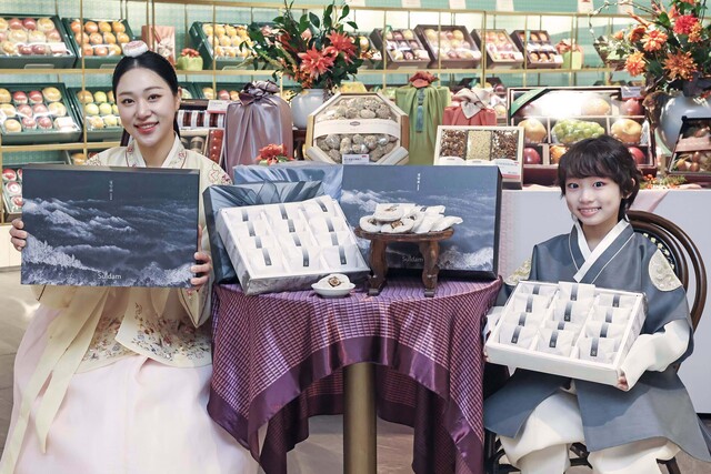 신세계백화점은 설을 맞아 초프리미엄 곶감 라인업을 선보인다. 경북 예천군에서 생산되는 은풍준시로, 13년 만에 재출시했다. /신세계백화점