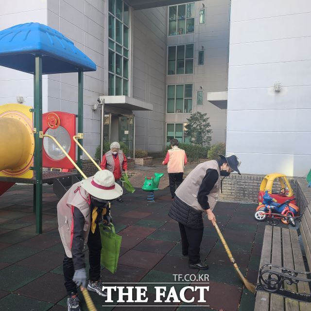 어르신 소일거리 사업 관련 사진. /성남시