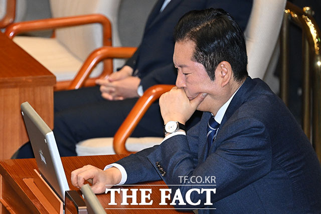 조국혁신당과의 합당을 둘러싼 당내 반발이 이어지는 가운데 정청래 민주당 대표는 5일과 10일 의원들을 직접 만나 설득에 나설 예정이다. 사진은 4일 오전 서울 여의도 국회에서 열린 제432회 국회(임시회) 제3차 본회의에서 생각에 잠겨있는 정 대표. /남용희 기자