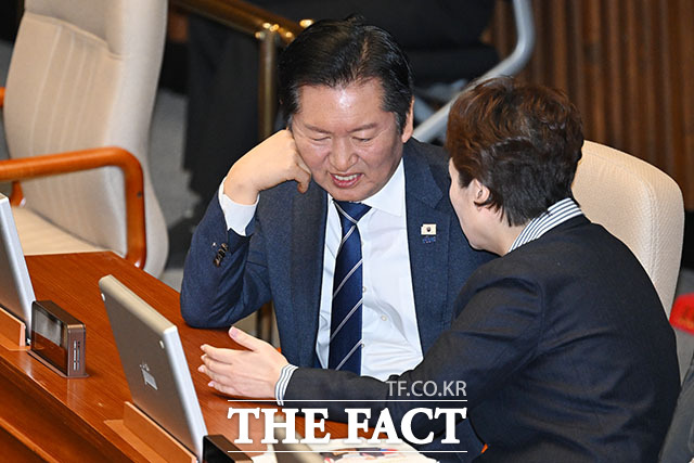 정청래 더불어민주당 대표(왼쪽)와 이언주 최고위원이 4일 오전 서울 여의도 국회에서 열린 제432회 국회(임시회) 제3차 본회의에서 대화를 나누고 있다. /국회=남용희 기자