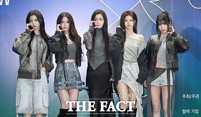 이프아이 카시아와 라희, 원화연, 태린, 미유(왼쪽부터)가 4일 오후 서울 중구 동대문디자인플라자(DDP)에서 열린 2026 F/W 서울패션위크 얼킨 포토월에 참석해 블루카펫을 밟고 있다. /박헌우 기자