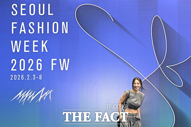 황보가 미소를 짓고 있다.