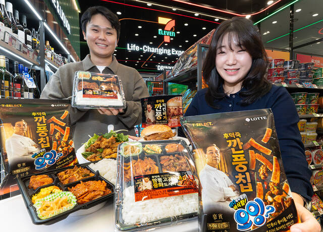 세븐일레븐은 지난달 판매를 시작한 후덕죽 셰프 콜라보 간편식(2종)이 2주 만에 15만개 판매되는 등 도시락, 버거, 스낵 등으로 확대했다. /세븐일레븐