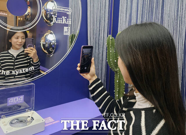 면세업계는 쇼핑과 K-컬처를 결합한 체험형 공간 조성으로 고객 유인에 나서고 있다. 사진은 롯데면세점이 원더케이와 손잡고 잠실 월드타워점에 선보인 케이팝 포토 리프트. /롯데면세점