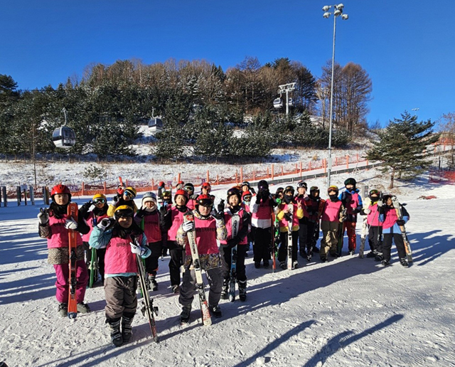 스키캠프 참여 학생들이 단체 기념사진을 찍고 있다. /울릉군