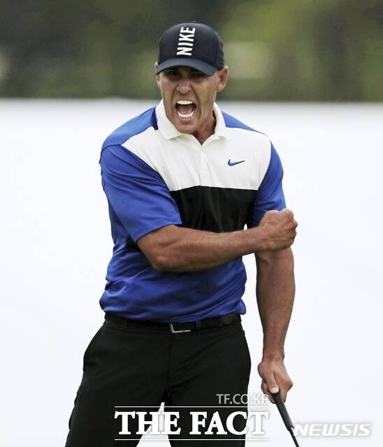 2019년 PGA챔피언십에서 2연패를 달성한 뒤 포효하고 있는 브룩스 켑카. 복귀 후 두번째 대회인 올해 WM피닉스오픈에서 자신의 이 대회 3승째를 겨누고 있다./AP.뉴시스