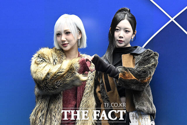 그룹 배드빌런의 엠마(왼쪽)와 윤서가 4일 오후 서울 중구 동대문디자인플라자(DDP)에서 열린 2026 F/W 서울패션위크 곽현주컬렉션 포토월에 참석해 포즈를 취하고 있다. /송호영 기자