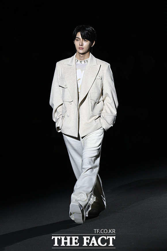 그룹 드리핀의 차준호가 런웨이를 걷고 있다.