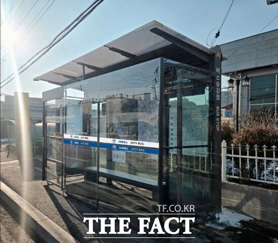 경기 포천시가 겨울철 한파와 강풍으로부터 주민들을 보호하고 대중교통 이용 불편을 줄이기 위해 지역 내 버스승강장에 방풍막을 설치한 모습. /포천시