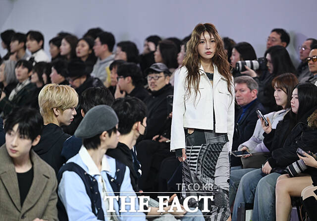 모델 최준희가 4일 오후 서울 중구 동대문디자인플라자(DDP)에서 열린 2026 F/W 서울패션위크 페노메논시퍼 쇼에서 워킹을 뽐내고 있다. /박헌우 기자