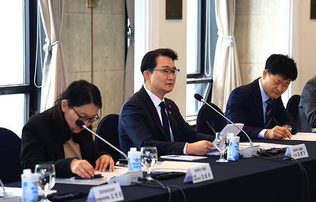 농림축산식품부는 4일 서울 한국프레스센터에서 2026년 제1차 K-푸드 수출기획단 회의를 열고 권역별 전략품목 선정과 올해 수출지원 계획 등을 논의했다./농식품부