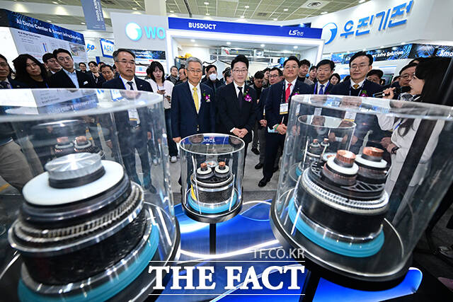 코리아 스마트그리드 엑스포 2026과 일렉스 코리아 2026가 서울 강남구 코엑스에서 동시 개막한 4일 오전 송종민 대한전선 대표이사, 김동철 한국전력공사 사장, 이호현 기후에너지환경부 제2차관, 우태희 효성중공업 대표이사, 윤병태 나주시장 등이 대한전선 부스에서 해저케이블을 살펴보고 있다. /남윤호 기자