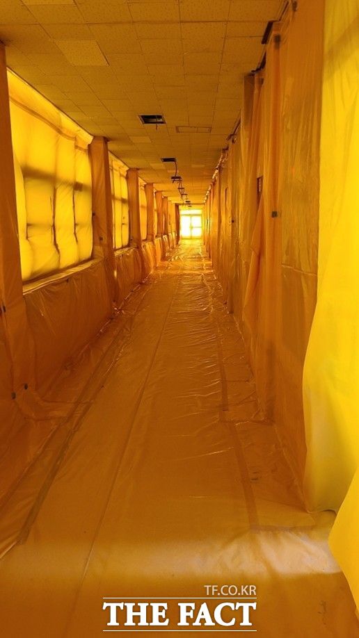 경기 의정부시 소재 한 학교에서 석면 해체 공사가 진행되고 있는 모습. /의정부시