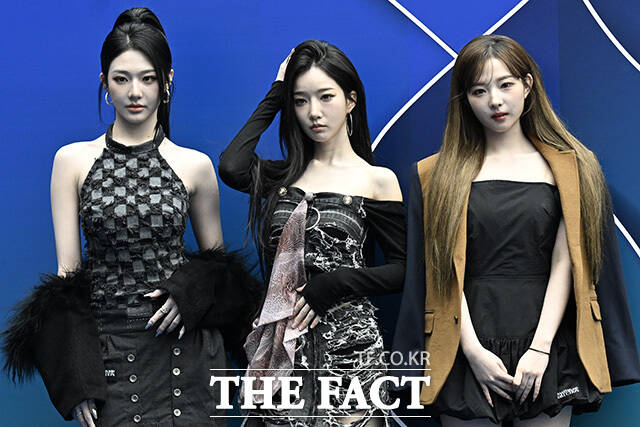 그룹 트리플에스의 신위와 김유연, 정하연(왼쪽부터)이 4일 오후 서울 중구 동대문디자인플라자(DDP)에서 열린 2026 F/W 서울패션위크 곽현주컬렉션 포토월에 참석해 포즈를 취하고 있다. /송호영 기자