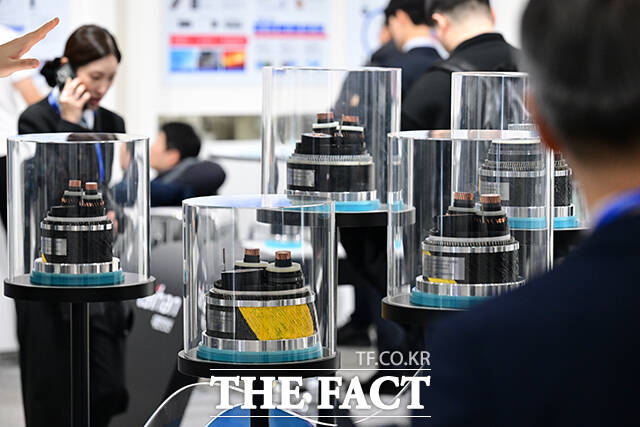 눈길 끄는 다양한 종류의 해저 케이블.