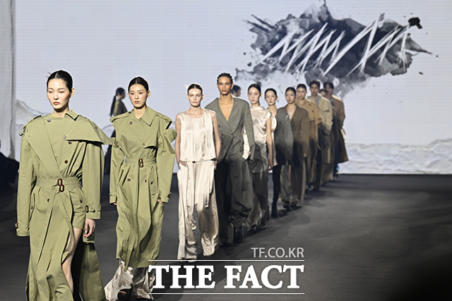 2026 F/W 서울패션위크 므아므(MMAM) 쇼가 4일 오전 서울 중구 동대문디자인플라자(DDP)에서 열린 가운데 모델들이 런웨이를 걷고 있다. /송호영 기자