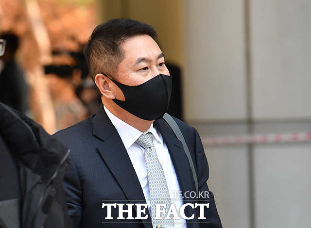 서울경찰청 공공범죄수사대는 4일 오전 10시 김병기 무소속 의원의 차남 취업 청탁 의혹과 관련해 국내 1위 가상자산 거래소 업비트를 운영하는 두나무 이석우 전 대표를 참고인 신분으로 불러 조사했다. /박헌우 기자