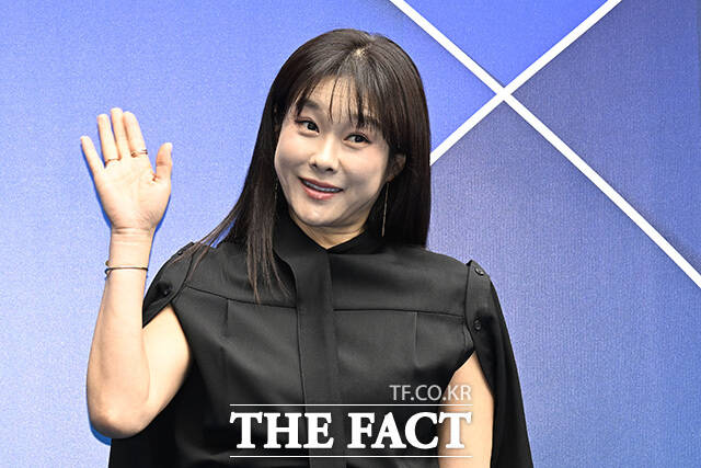 방송인 현영이 4일 오전 서울 중구 동대문디자인플라자(DDP)에서 열린 2026 F/W 서울패션위크 므아므(MMAM) 포토월에 참석해 포즈를 취하고 있다. /송호영 기자