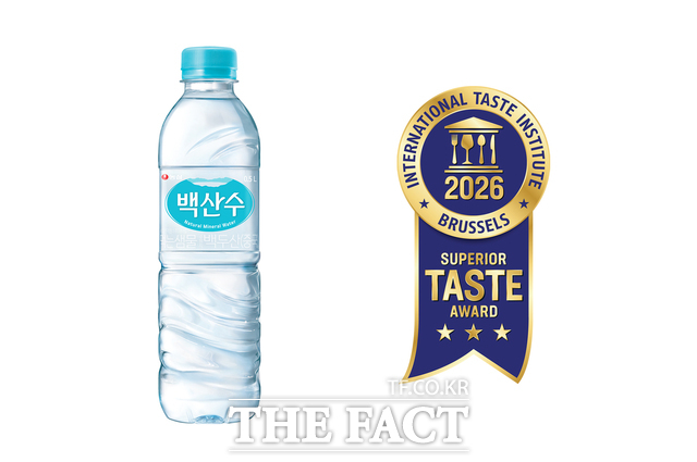 농심 백산수가 국제식음료품평원(ITI) 심사에서 부드러운 풍미와 깔끔한 맛을 인정받아 4년 연속 최고 등급인 3스타를 수상했다. /농심