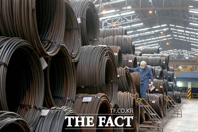 세아베스틸지주는 미국 특수합금 자회사 SST가 생산하는 니켈 특수합금이 스페이스X 발사체에 적용될 수 있다는 기대감이 반영되며 지난달 주가가 45% 급등했다. 사진은 세아베스틸과 세아창원특수강이 협업해 생산한 특수강 선재를 작업자가 살펴보는 모습. /세아베스틸지주