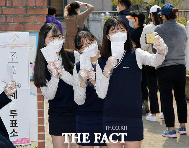 만 18세 고등학생 유권자들이 2020년 4월 15일 경기 수원시 청소년성문화센터에 마련된 투표소에서 투표를 마친 뒤 기념촬영을 하는 모습. 국회는 2019년 12월 공직선거법 개정해 선거 연령을 만 19세에서 18세로 하향 조정했다. /더팩트 DB