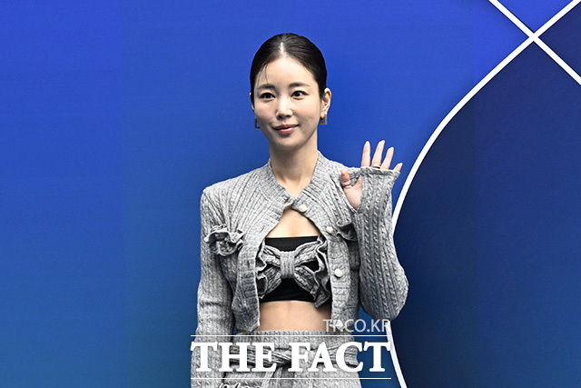 기은세가 인사를 하고 있다.